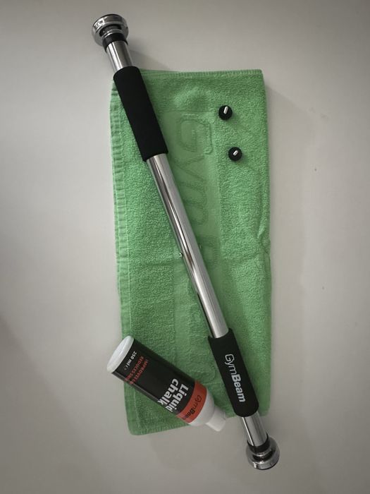 Drążek rozporowy GymBeam do podciągania + ręcznik GymBeam + magnezja GRATIS