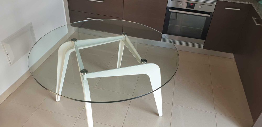 Mesa redonda com tampo de vidro