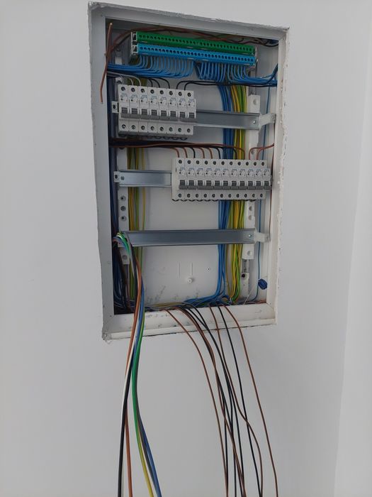 Prestação de serviços eletricidade e telecomunicações