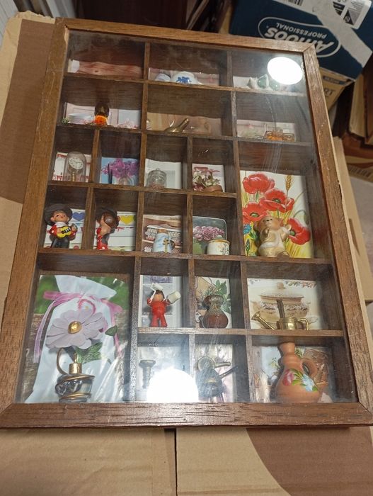 Vitrine de madeira com porta em vidro e com 30 miniaturas