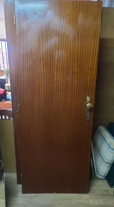 Varias portas com ferragem e sem ferragens