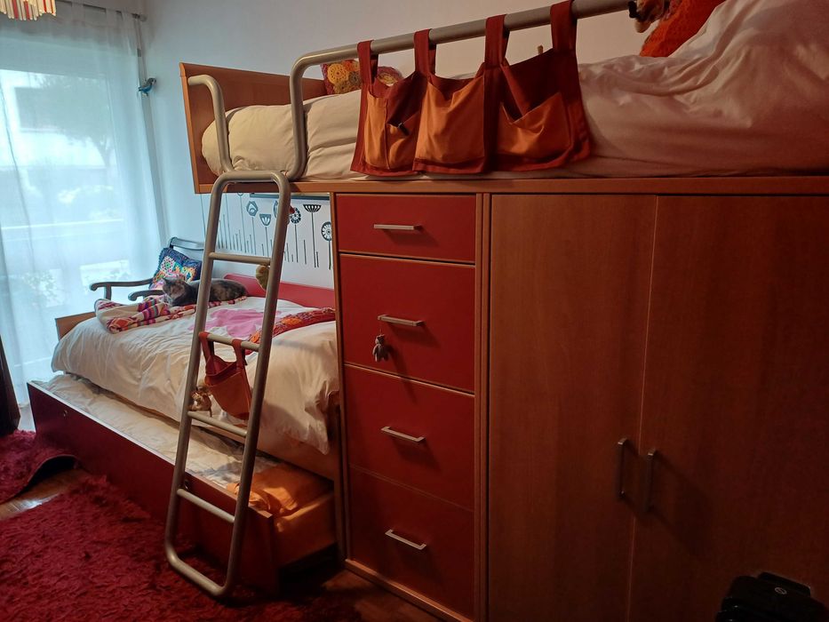 Beliche com 3 camas e arrumação mais Secretária