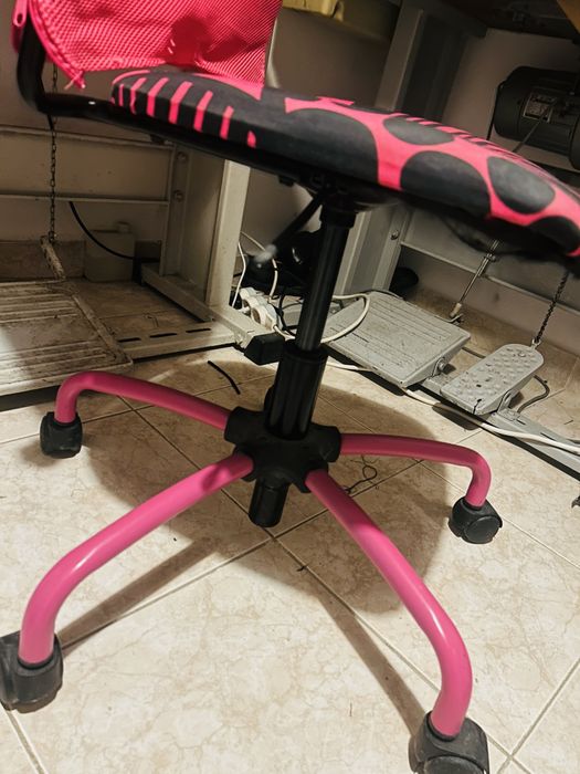 Cadeira com rodas ao pé em bom estado de uso