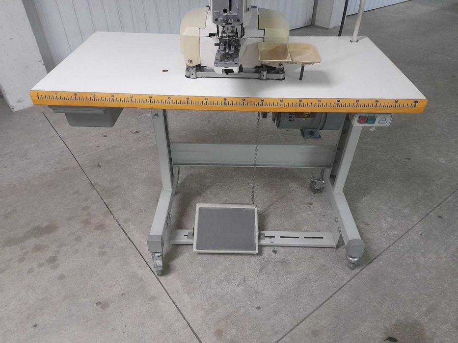 Máquina de pregar botões sewmaq 2e4furos e em cruz.