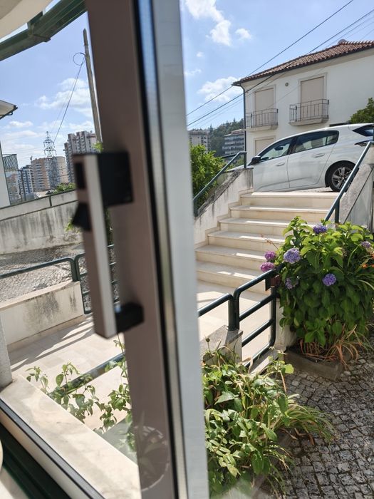 Caixilhos em alumínio de vidro duplo