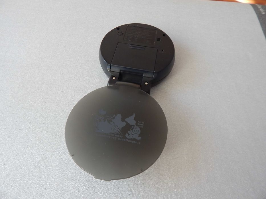 Электронные настольные часы.