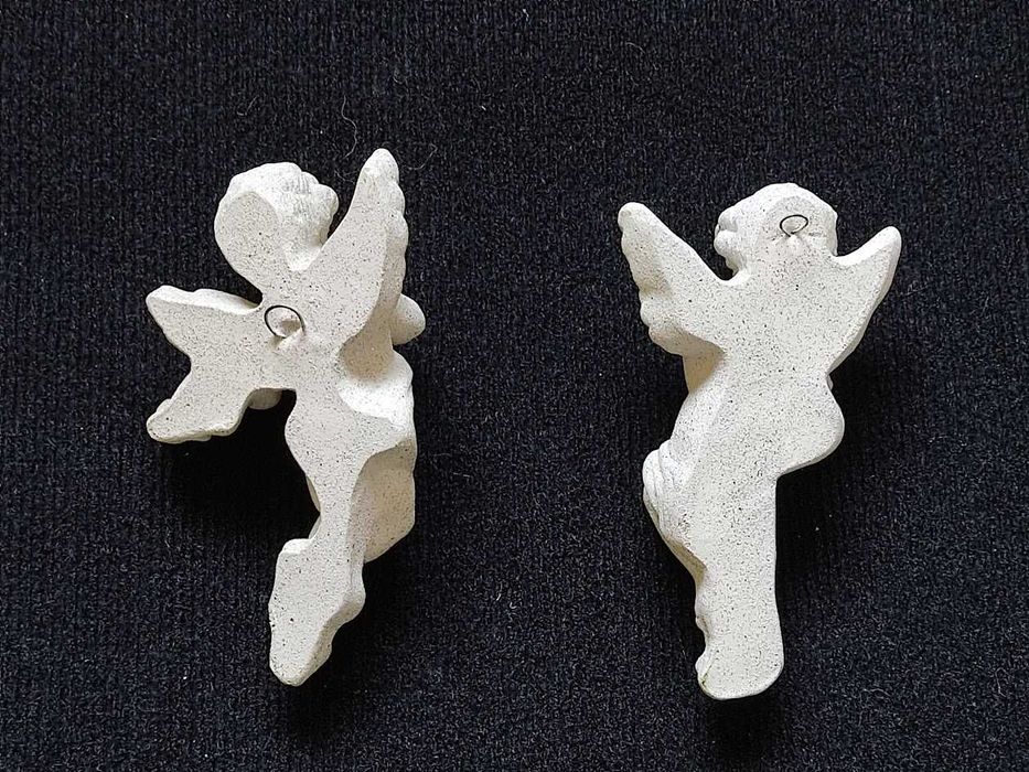 Par de anjos músicos em gesso imitação pedra