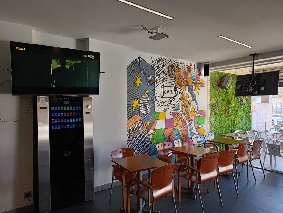 Trespasse Café/Bar em pleno funcionamento