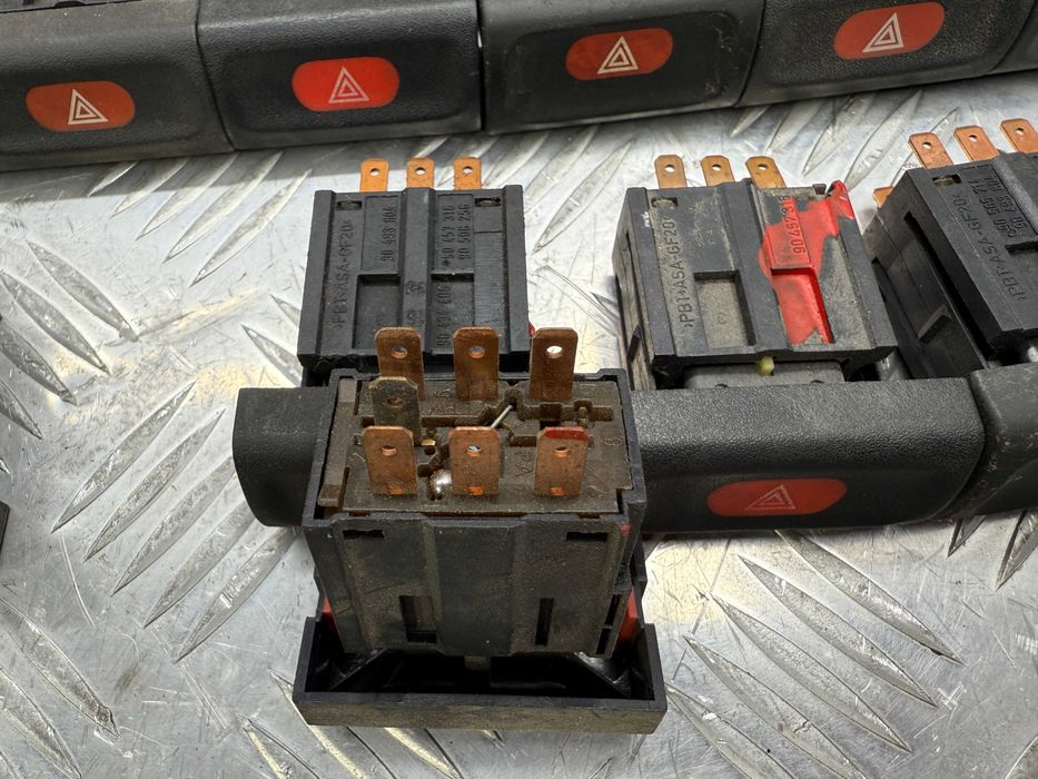 Кнопка аварийки  opel omega b  vectra b  7 pin  90457316