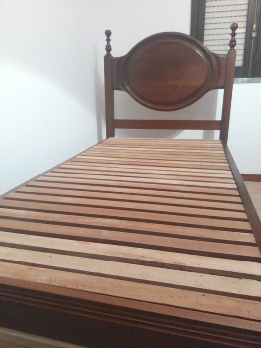 Cama de solteiro com estrado