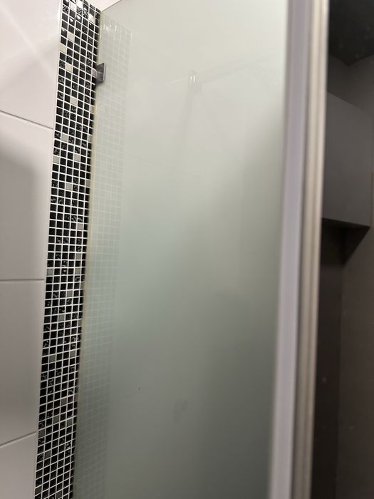Par de portas em vidro preto ou branco com ferragens em aço e puxadores