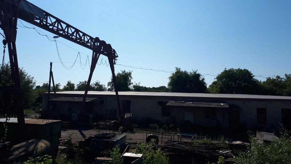 Промислово - виробниче приміщення з козловим краном та металевий ангар