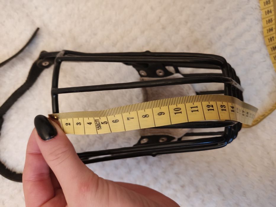 Duży metalowy kaganiec