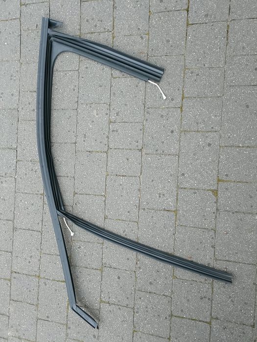 prowadnica szyby / uszczelka ramki szyby przód lewy peugeot 2008