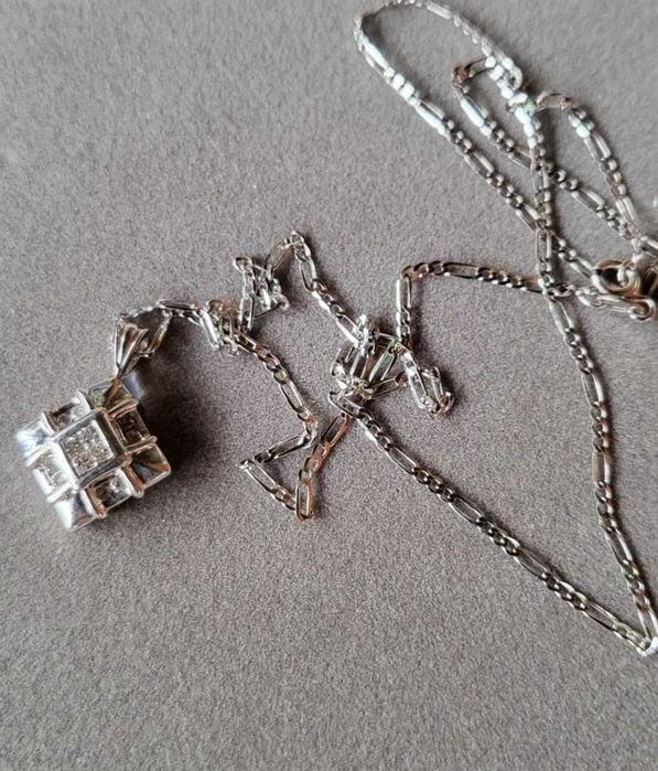 łańcuszek z zawieszką białe złoto z diamentami