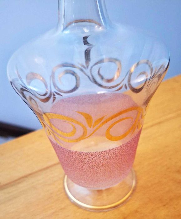 Licoreiro em vidro com areado cor de rosa