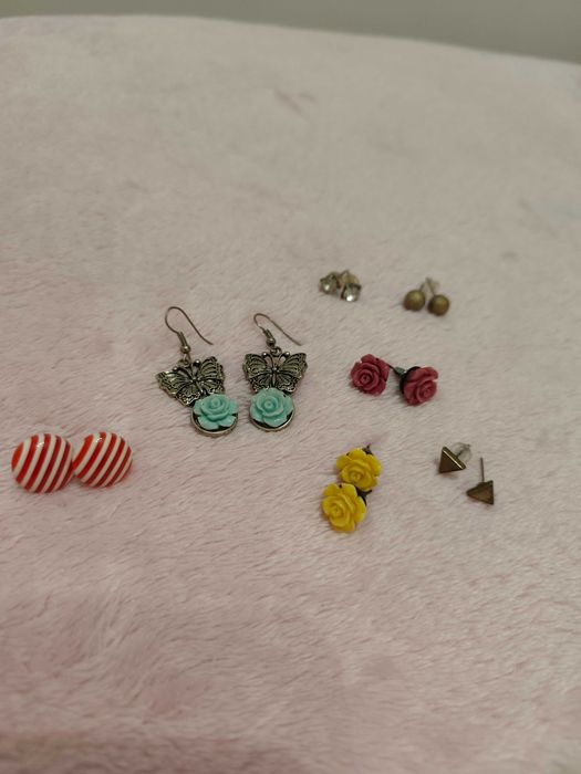 Dou conjuntos de brincos