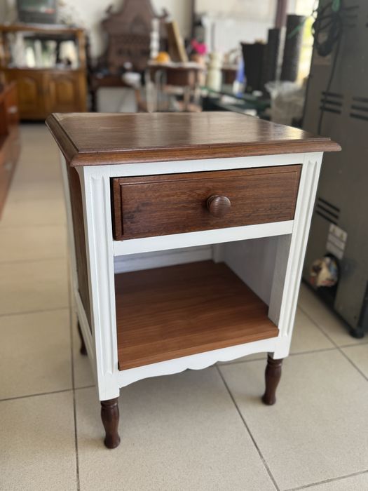 Mesinha de cabeceira restaurada/pintada