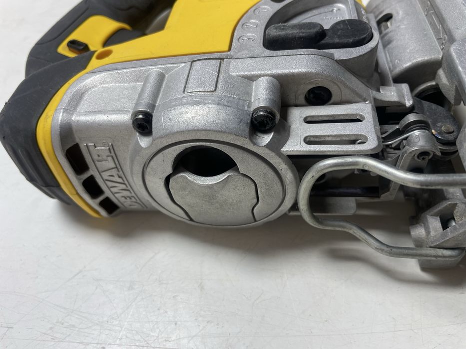 Акумуляторний лобзик DeWalt DCS331