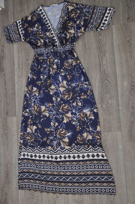Długa sukienka w granatowe wzory, kopertowa; także dla wysokich kobiet