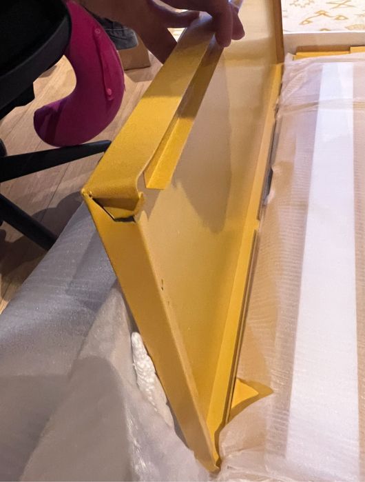 Movel amarelo em aço