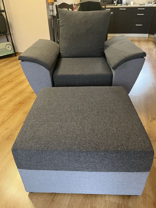 Fotel z podnozkiem w zestawie