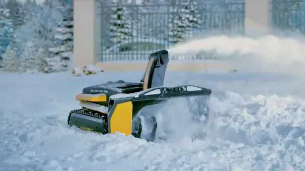 Wielofunkcyjny robot YARBO z modułem koszącym na gąsienicach