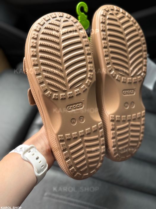 Жіночі шльопанці Crocs Saturday Metallic Buckle 38 шльопки з регулятором