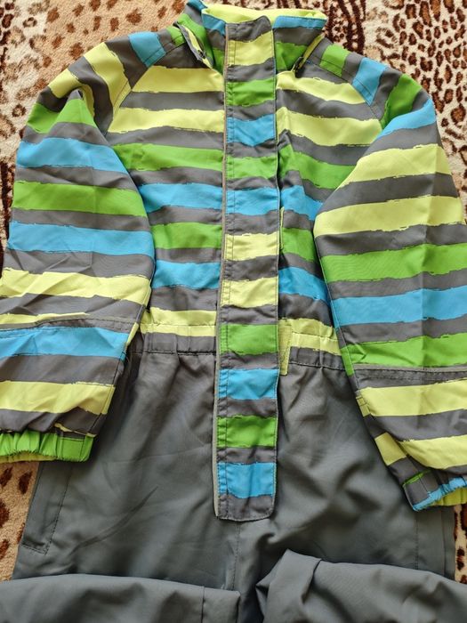 Продам демісезонний комбінезон на зріст 122 см+6