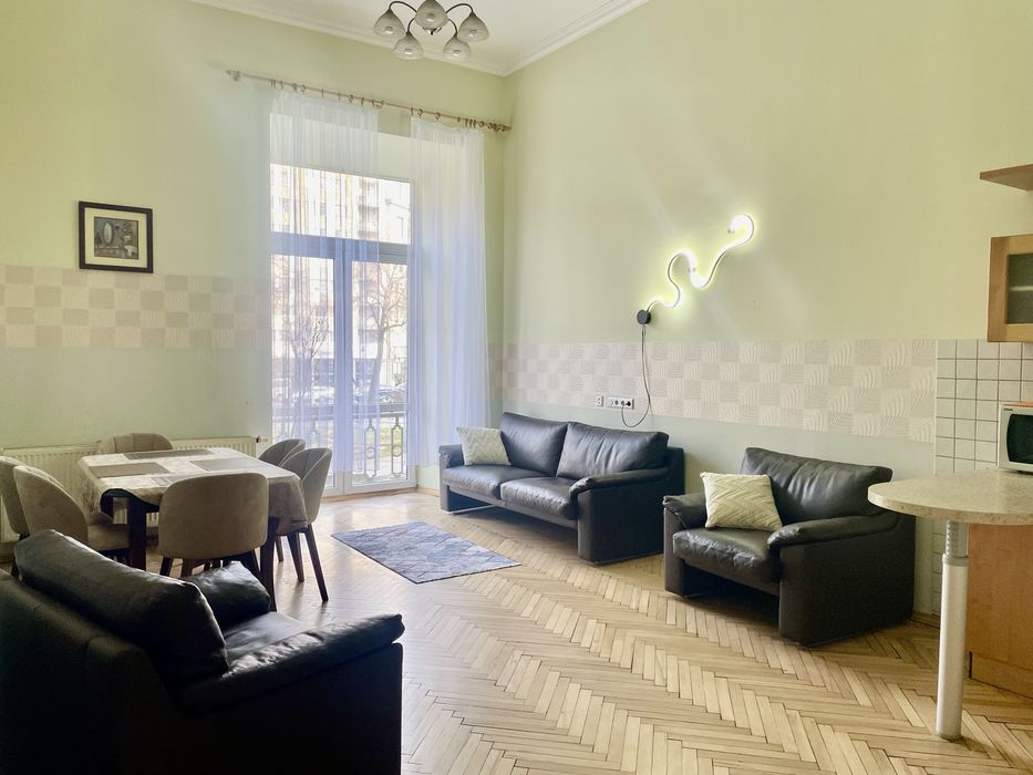 Подобово, погодинно , на любий термін велика 4х кімнатна в самому цент