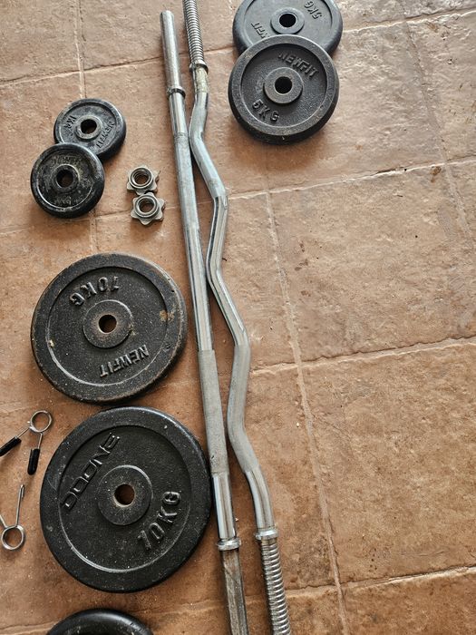 Discos e barras de musculação