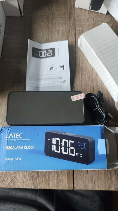 cyfrowy budzik LED marki Latec