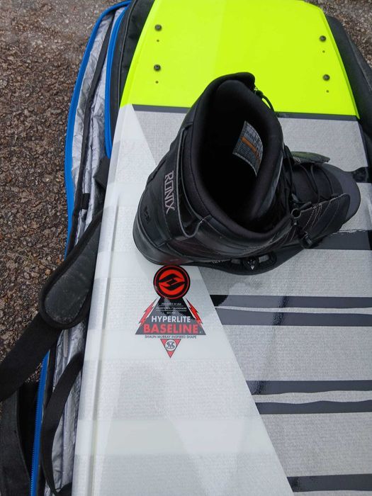 Prancha Wakeboard Hyperlite + Botas Ajustáveis Ronix + Saco de transporte