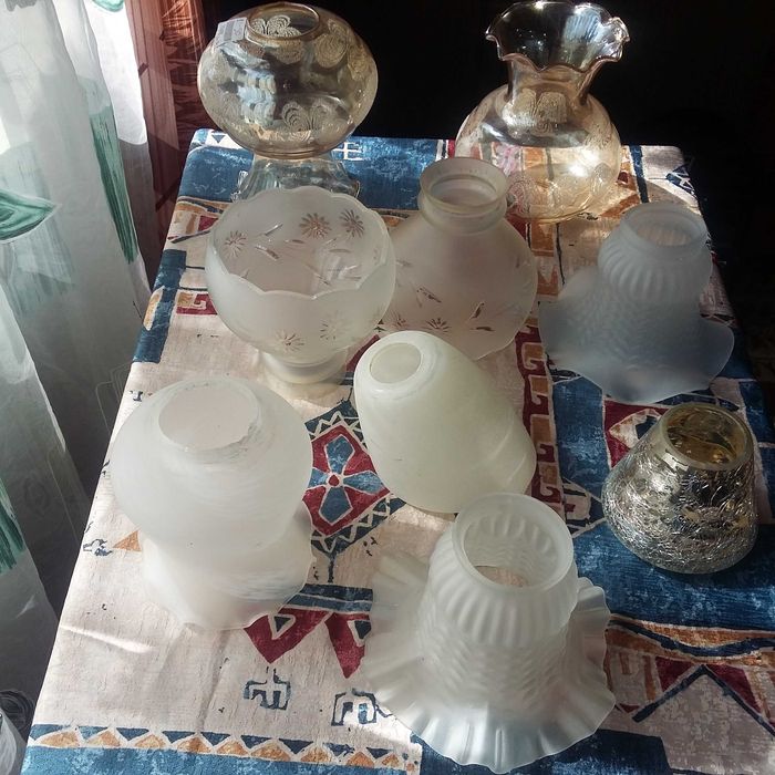 Несколько разных стеклянных  и тканевых абажуров.