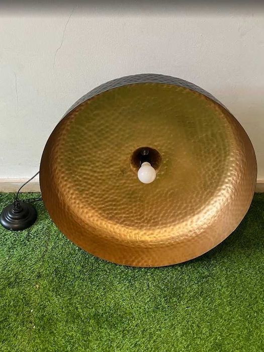 Candeeiro de teto em metal preto e dourado 30€
