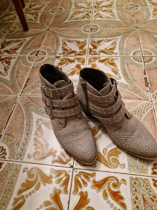 Botins em pele nobuque