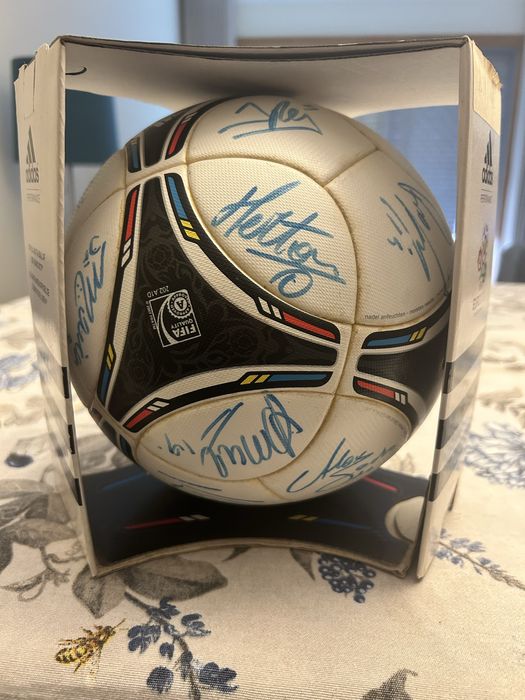 Bola Tango 12 oficial assinada pelo plantel do FCP do ano 2011/2012