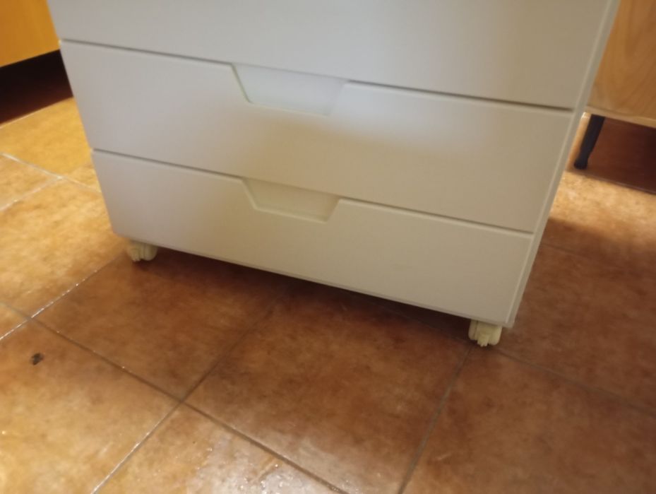 Cómoda para banheira de bebé com 4 gavetas.