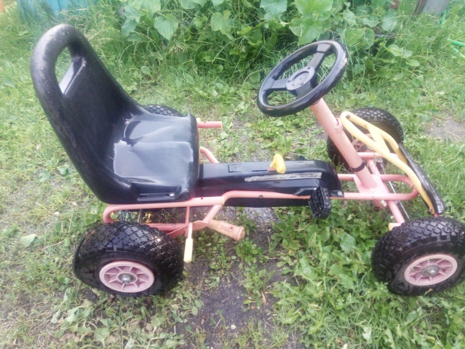 Stary gokart dziecięcy na pedały