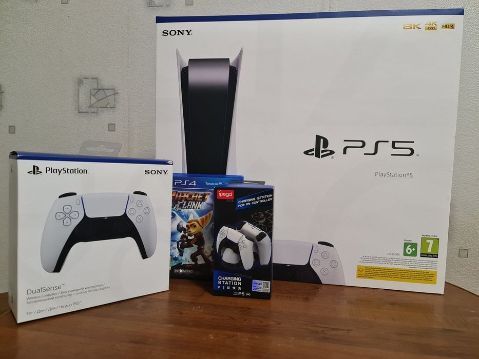 Ігрова консоль PlayStation 5 з додатковими аксесуарами.
