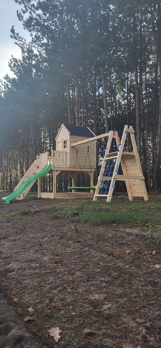 Plac zabaw. Drewniany domek. Domek dla dzieci do ogrodu