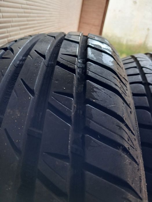 Pneus novos ..estão sujos de pó estarem guardados