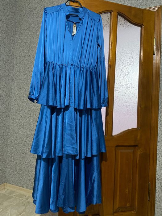 Жіноча сукня з плісированим верхом і багатоярусною спідницею.