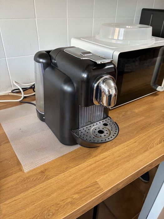 Máquina Café Cápsulas Delta, Aquecedor Toalhas e Micro Ondas