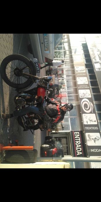 Moto Dóllar clássica antiga com matrícula da época nacional