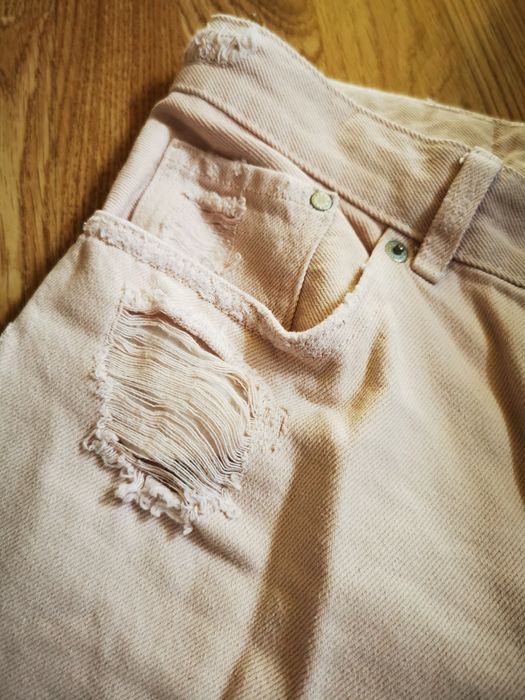 Różowe spodnie typu boyfriend