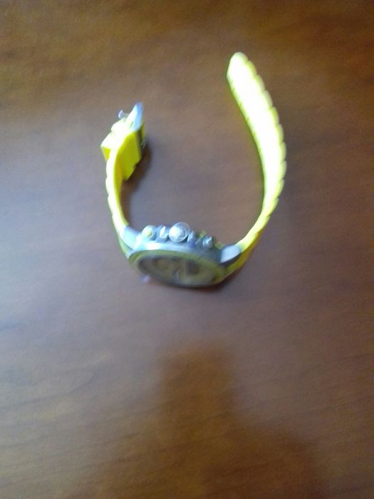 Relógio ( Bracelete amarelo )
