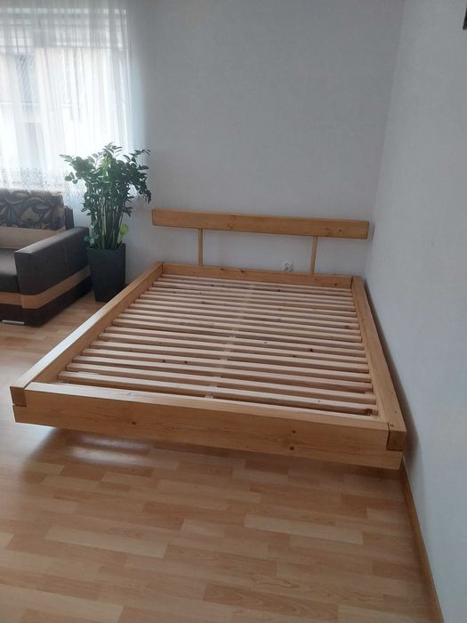 Łóżko lewitujące drewniane