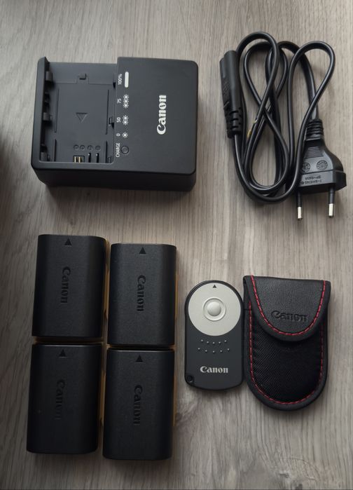 Canon 80D com varios acessórios e mochila