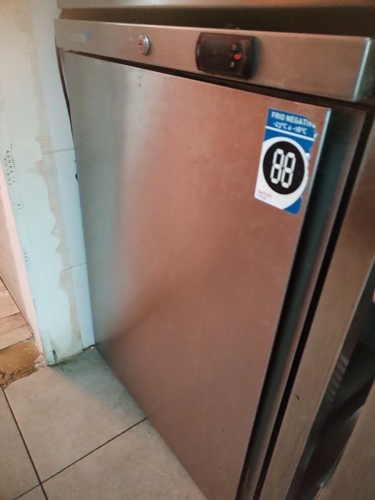 2 Freezer e 1 arca restauração